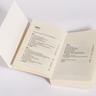 Inhalt mit drei Teilen und Seitenzahlen. Geöffnetes Buch, helle Seiten, links eine leere Rückseite.
