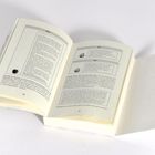 Ein Buch ist geöffnet und zeigt schwarzen Text auf weißen Seiten mit nummerierten Seiten 20 und 21.