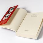 Offenes Buch: "Puppenherz" von Max Bentow, Psychothriller, Verlag Goldmann. Roter Einband mit weiteren Buchempfehlungen.