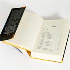 Links Text auf schwarzer Seite, rechts Inhaltsverzeichnis eines Buches mit Überschriften: Einleitung, Teil I: Erde, Teil II: Luft.