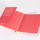 Ein aufgeschlagenes Buch mit roter Innenseite, links ein Text über Lebenswege und Selbstwert. Rechte Seite hat kleine weiße Blumen.