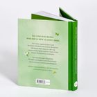 Grüne Oberfläche mit Text: "Das Leben wird leichter, wenn man es nicht zu schwer nimmt." Blume und Preisaufkleber.