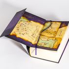 Karte von Nordfrankreich, Flandern und Zypern in einem aufgeschlagenen Buch mit lila Einband und Lesebändern.