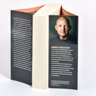 Rückentext eines Buches mit Thrillerelementen. "Søren Sveistrup" Biografie. Bild zeigt eine Person mit ernstem Ausdruck.