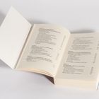 Eine geöffnete Buchseite zeigt ein Inhaltsverzeichnis mit Kapiteln zu Themen wie Kommunikation, Medienbildung und Intelligenz.