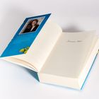 „Sommer 1957“. Eine blaue Buchklappe zeigt eine lächelnde Frau. Links Buchtext auf Deutsch, rechts leere Seiten.