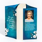 "Wie gut kennst du den Menschen, den du am meisten liebst?" Ein Buch mit Autorin Rosie Walsh, blaue Texturen und Blumen.