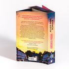Roter Text: "In dem idyllischen irischen Vorort trägt jemand die Schuld an einem Albtraum." Buchrücken: "ANDREA MARA ALLES IHRE SCHULD". Unten ist eine Stadtansicht bei Sonnenuntergang.