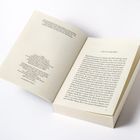 Offenes Buch auf weißem Hintergrund, linke Seite: Impressum, rechte Seite: Kapitelüberschrift "PATTY HEARST".