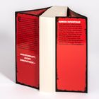 Roter Buchumschlag mit schwarzem Rand, Text: "Meisterhaft, dicht, dramatisch." Rückseite: Inhaltsangabe und Autorinfo.