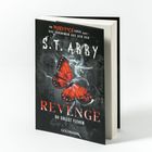 "REVENGE", ein roter Schmetterling auf dunklem Hintergrund, Text: S.T. Abby, "Du sollst flehen", "The Mindf*ck Series".
