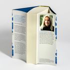 Links blauer Text: Ein mutiger Roman über Frauen, die ihr Schicksal selbst in die Hand nehmen. Rechts Text über Kathryn Stockett.