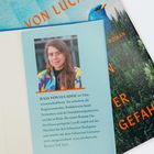 Buchtext über Julia von Lucadou als Filmwissenschaftlerin und Autorin. Foto einer Frau mit buntem Hintergrund.