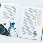 Zwei Textseiten mit bunt gemalten Astronauten und einer Flagge. Text beschriebene wirtschaftliche Entwicklungen.