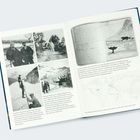 Ein Buch zeigt links historische Fotos von Bergsteigern und rechts ein Notizbuch mit Zeichnungen von Tieren und Text.