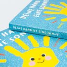 Der Titel lautet: "DEINE HAND IST EINE SONNE". Gelbe Hände und ein fröhliches Gesicht auf blauem Hintergrund.