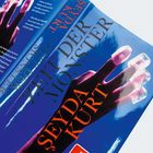 "ZEIT DER MONSTER" und "ŞEYDA KURT" sind in großen Buchstaben auf einem glänzenden blauen Hintergrund zu sehen.