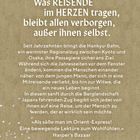 Ein Zitat über das, was Reisende im Herzen tragen, mit Kirschblüten auf beigem Hintergrund.