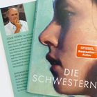 Links Text über Colm Tóibín. Rechts das Buchcover „Die Schwestern“ mit rotem Sticker „SPIEGEL Bestseller-Autor“.