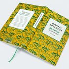 Buchtitel: "MICHAEL KÖHLMEIER DAS GUTE", dekorativer gelb-grüner Umschlag mit Blättermuster, grünes Leseband.