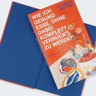 "Wie ich gesund esse, ohne dabei komplett verrückt zu werden" von Elisabeth Raether. Cover in Orange mit Illustrationen.