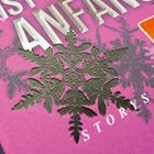 Text: "ANFANG", "STORYS". Eine filigrane Schneeflocke auf pinkem Hintergrund.