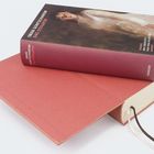 Das Buch „Iwan Gontscharow – Das Steilufer“ liegt aufgeschlagen, in dunklem Rot mit einem Gemälde auf dem Umschlag.