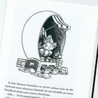 Ein Mandrill liest ein Buch mit der Aufschrift "AHNUNGEN" in einem Strandkorb, umgeben von Büchern.