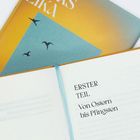 Text: „ERSTER TEIL - Von Ostern bis Pfingsten“. Aufgeschlagenes Buch mit Lesezeichenband, darüber ein Buchcover.