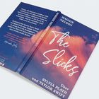 Text: „The Sliccs“ von Maggie Nelson, behandelt Sylvia Plath und Taylor Swift. Cover in Blau und Rosa mit Wolkenmotiv.