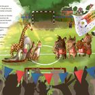 "Fußball ist für alle da!" auf einer Flagge. Tiere stehen auf einem Fußballplatz, Zuschauer jubeln, farbenfrohe Wimpel.