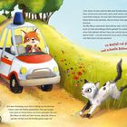 Ein Fuchs lenkt ein Auto mit der Nummer 112, während eine schreckliche Katze die Straße überquert.