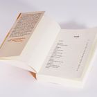 Zwei geöffnete Seiten eines Buches. Links ein Zitat über Gefühle, rechts das Inhaltsverzeichnis mit Titeln und Seitenzahlen.