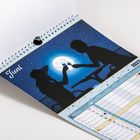 Text: "Juni", "2022". Silhouetten eines Paares stoßen vor einem Vollmond an, eine idyllische Szene auf einem Kalenderblatt.