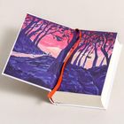 Keine sichtbaren Texte. Eine Illustration zeigt einen Wald mit violetten Bäumen und einem roten Himmel in einem offenen Buch.