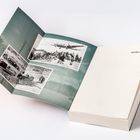 Text "HEYNE" auf einer leeren Buchseite. Farbige Seite mit historischen Schwarz-Weiß-Fotos von Menschen und Flugzeugen.