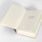 Text: Teil Eins, FRIEDEN, 2. Juli bis 28. Juli 1914. Ein aufgeschlagenes Buch mit leeren Seiten.