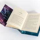 Ein aufgeschlagenes Buch zeigt Kapitel 3 "Aktion". Links steht auf dem Umschlag: „Arthur sieht... und so gern... ich kann... ist es... 'Du hast... ste... 'Und ich...".