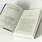 Links: Informationen über die Veröffentlichung. Rechts: Kapitel 1 mit dem Titel "Die Überfahrt" und Textbeginn.