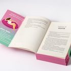 Links eine Illustration mit Text: „Meghan Quinn liefert… Wilder Wells:“ und weitere Punkte. Rechts Buchseite mit Kapitel 01: Scottie.