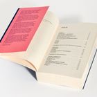 Links ein rosa Zettel mit einem Zitat. Rechts ein aufgeschlagenes Buch mit Inhaltsverzeichnis, das Kapitel auflistet.