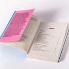 "Inhalt" gefolgt von Kapiteln und Seitenzahlen. Ein Buch mit einem pinken Zettel über die erste Seite gelegt.