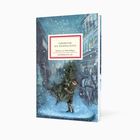 Text: "VORFREUDE AUF WEIHNACHTEN" Illustration: Ein Kind trägt einen Weihnachtsbaum durch verschneite Stadt, Kutsche im Hintergrund.