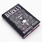 Buchtitel: "DARKLY". "Nicht du bestimmst das Spiel, das Spiel bestimmt dich." Autor: Marisha Pessl. Verzierungen mit Sanduhr.