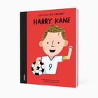 "Little People, BIG DREAMS® HARRY KANE" steht über einer kindlichen Fußballer-Illustration auf rotem Hintergrund.