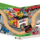 Text: "Stopp, kleiner Zug! Polizistin Lena steigt hier aus..."  
Illustration eines brennenden Gebäudes mit Feuerwehr, Polizei und Rettungskräften.