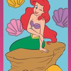 Zahlreiche farbige Muscheln und eine lächelnde Meerjungfrau mit rotem Haar auf einem Felsen. Unten nummerierte Buntstifte.