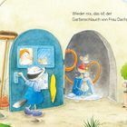 Ein Bär mit Brille und Helm spricht zu einem Hasen in lila Latzhose. Eine Maus duscht mit einem Gartenschlauch.