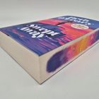 "Der Titel ist 'Swept Away'. Es ist ein buntes Buchcover mit einem Sonnenuntergang über dem Meer. Silhouetten fliegen."