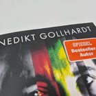 Text: "Benedikt Gollhardt" und "SPIEGEL Bestseller-Autor". Darunter ein farbiges Porträt mit bunten Streifen.